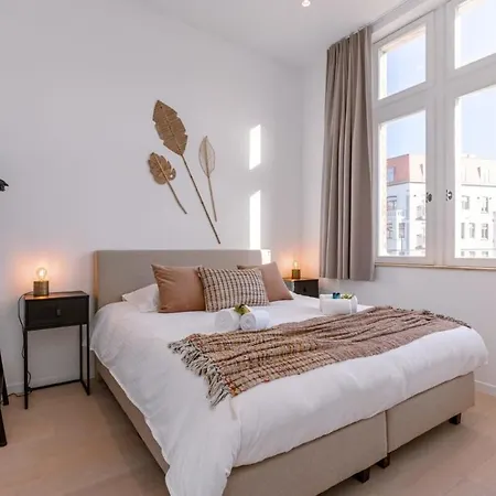 Luxurious In Town House Near The Apartment